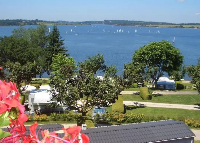 5 Pers. Avec Terrasse Face Au - Api-1-52-600 Salles-Curan